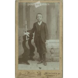   Joseph Werner fényképészeti műterem munkája. München. 1900-as évek eleje. Ismeretlen fiú műtermi fotója. Régi fotó, vizitkártya, CDV fotó. (2792582)