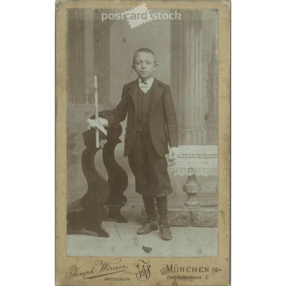 Joseph Werner fényképészeti műterem munkája. München. 1900-as évek eleje. Ismeretlen fiú műtermi fotója. Régi fotó, vizitkártya, CDV fotó. (2792582)