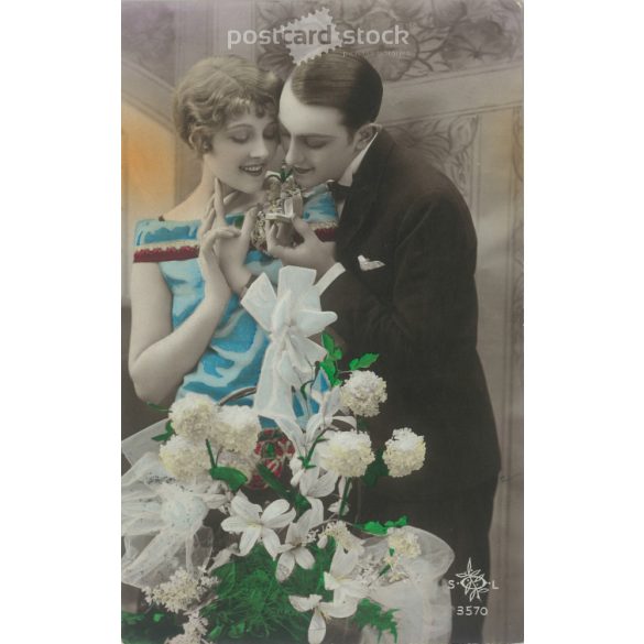 1935 - Romantikus képeslap. Eredeti papírkép. Régi fotó. Színezett fotólap, régi képeslap. (2792587)