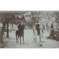   1908 – Előkelő pár, lovagláson. A kép készítője és a rajta szereplők személye ismeretlen. Eredeti papírkép. Régi fotó. Fekete-fehér fotólap, képeslap. (2792591)