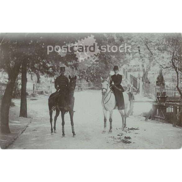 1908 - Előkelő pár, lovagláson. A kép készítője és a rajta szereplők személye ismeretlen. Eredeti papírkép. Régi fotó. Fekete-fehér fotólap, képeslap. (2792591)