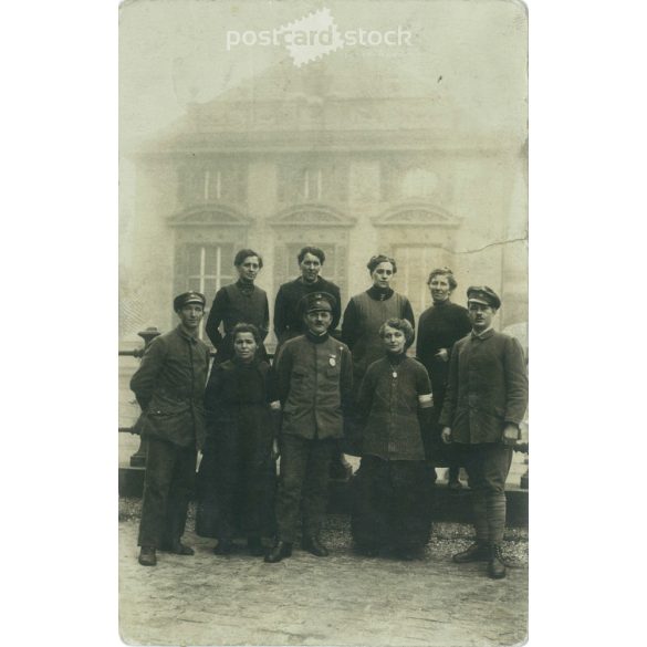 1919 - München. Utcai csoportkép.  A kép készítője és a rajta szereplők személye ismeretlen. Eredeti papírkép. Régi fotó. Fekete-fehér fotólap, régi képeslap. (2792594)