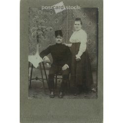   1910-es évek. Jászkarajenő. Vasutas házaspár.  A kép készítője és a rajta szereplő személye ismeretlen. Régi fotó, eredeti kabinetfotó / keményhátú régi fotó. (2792596)