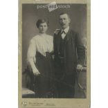 1910-es évek. Elegáns házaspár, egészalakos műtermi felvétele. Locker István fényképészeti műterme készítette, Munkács. Régi fotó, eredeti kabinetfotó / keményhátú fotó. (2792597)