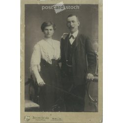  1910-es évek. Elegáns házaspár, egészalakos műtermi felvétele. Locker István fényképészeti műterme készítette, Munkács. Régi fotó, eredeti kabinetfotó / keményhátú fotó. (2792597)