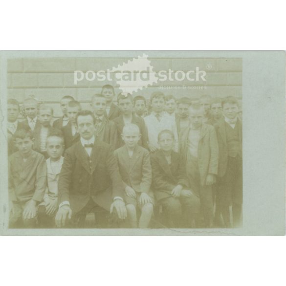 1913 - Osztályfotó.  A kép készítője és a rajta szereplők személye ismeretlen. Eredeti papírkép. Régi fotó. Fekete-fehér fotólap, régi képeslap. (2792600)