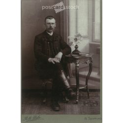   1910-es évek eleje. Fiatal, tehetős férfi egészalakos műtermi felvétele. Róth Béla fényképészeti műterme készítette, Szarvason. Régi fotó, eredeti kabinetfotó / keményhátú fotó. (2792606)
