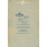 1910-es évek eleje. Fiatal, tehetős férfi egészalakos műtermi felvétele. Róth Béla fényképészeti műterme készítette, Szarvason. Régi fotó, eredeti kabinetfotó / keményhátú fotó. (2792606)