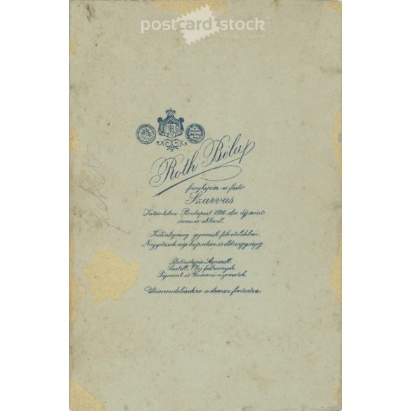 1910-es évek eleje. Fiatal, tehetős férfi egészalakos műtermi felvétele. Róth Béla fényképészeti műterme készítette, Szarvason. Régi fotó, eredeti kabinetfotó / keményhátú fotó. (2792606)