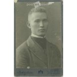 1900-as évek eleje. Budapest. Székely Aladár fényképészeti műterem munkája. Ismeretlen fiatalember portréfotója. Régi fotó, vizitkártya, CDV fotó. (2792607)