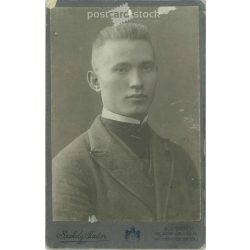   1900-as évek eleje. Budapest. Székely Aladár fényképészeti műterem munkája. Ismeretlen fiatalember portréfotója. Régi fotó, vizitkártya, CDV fotó. (2792607)