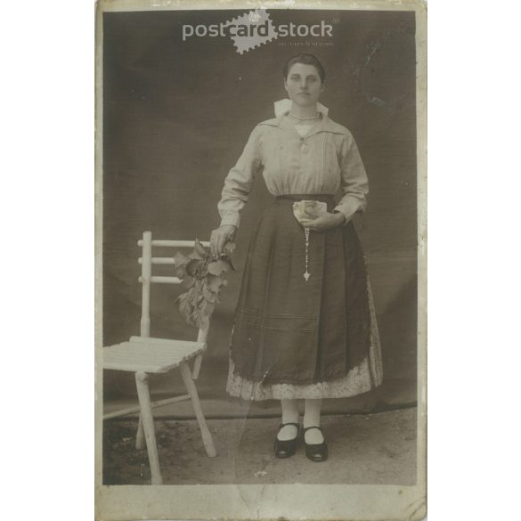 1910-es évek. Bozsin fotószalon, Battonya.  Fiatal nő műtermi fotója. Eredeti papírkép. Régi fotó. Fekete-fehér fotólap, régi képeslap. (2792609)