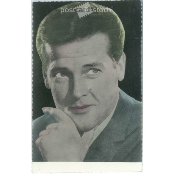 Roger Moore amerikai filmsztár. Színezett fotólap reprodukció, ofszet nyomat. Régi képeslap. (2792613)