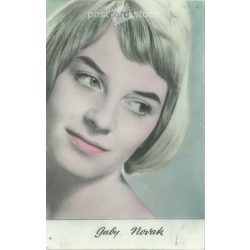   Gabi Novak horvát pop és jazz énekesnő. Eredeti papírkép. Régi fotó. Színezett fotólap, régi képeslap. (2792618)