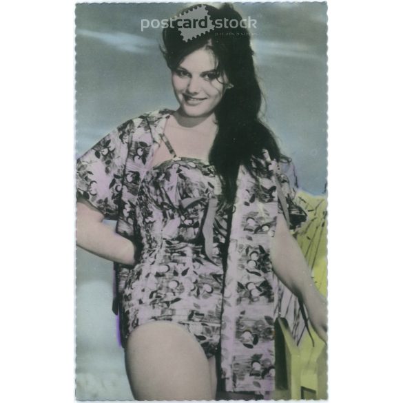 Claudia Cardinale tunéziai születésű olasz színésznő, az 1960-1970-es évek egyik legnagyobb európai szexszimbóluma. Eredeti papírkép. Régi fotó. Színezett fotólap, régi képeslap. (2792624)