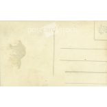 1900-as évek eleje. Fiatalember a ház előtt, muskátlikkal. Eredeti papírkép. Régi fotó. Színezett, vágott fotólap, régi képeslap. (2792655)