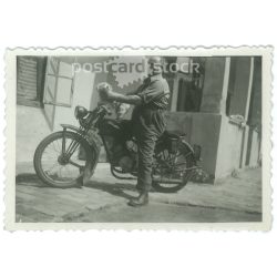   1930-as évek. Motoros egy kiskutyával. A kép készítője és a rajta szereplők személye ismeretlen. Eredeti papírkép. Régi fotó. (2792656)