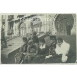 1920-as évek. Magyarország. Katonák hölgyek társaságában. A kép készítője és a rajta szereplők személye ismeretlen. Fekete-fehér eredeti papírkép, régi fotó. (2792665)