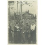 1920-as évek. Magyarország. Katonák hölgyek társaságában. A kép készítője és a rajta szereplők személye ismeretlen. Fekete-fehér eredeti papírkép, régi fotó. (2792666)