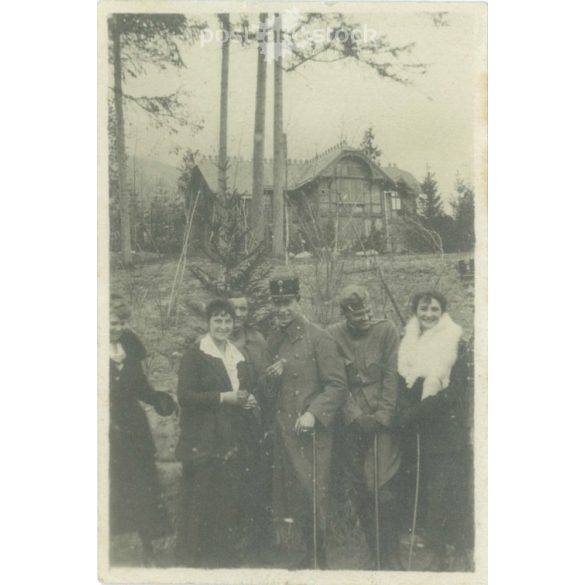 1920-as évek. Magyarország. Katonák hölgyek társaságában. A kép készítője és a rajta szereplők személye ismeretlen. Fekete-fehér eredeti papírkép, régi fotó. (2792666)