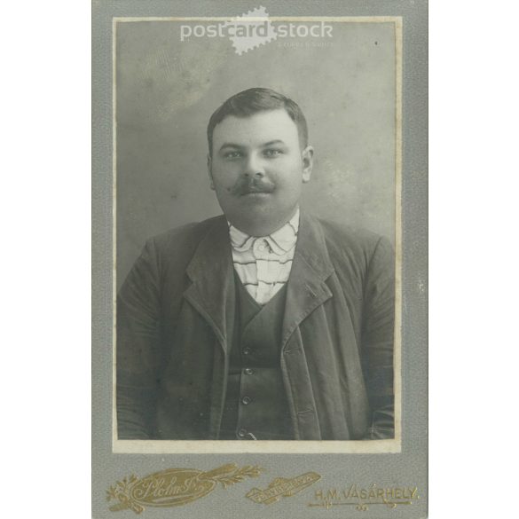 Plohn Illés fényképészeti műterem munkája. Hódmezővásárhely. 1800-as évek vége. Fiatal gazda műtermi fotója. Régi fotó, vizitkártya, CDV fotó. (2792670)