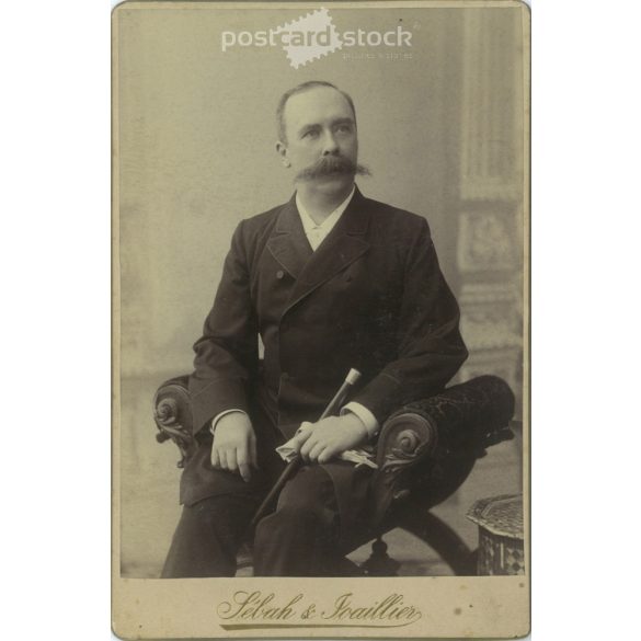 1800-as évek vége. Elegáns úr sétapálcával, műtermi felvétele. Személye ismeretlen. A fotó Sébah et Joaillier fényképészeti műtermében készült, Constantinople. Eredeti kabinetfotó / keményhátú fotó / régi fotó. (2792671)