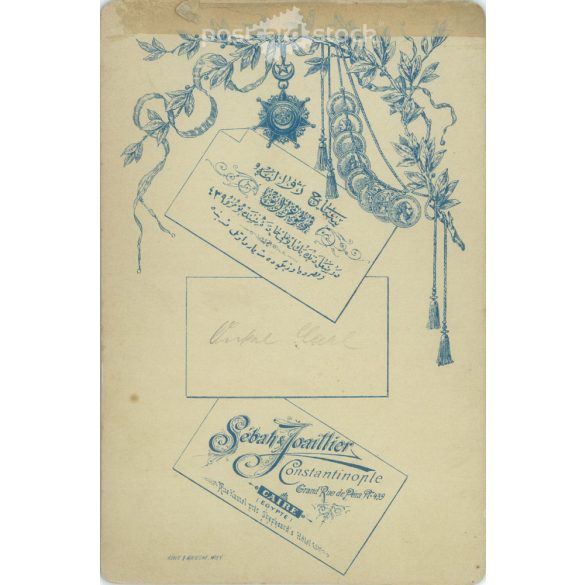1800-as évek vége. Elegáns úr sétapálcával, műtermi felvétele. Személye ismeretlen. A fotó Sébah et Joaillier fényképészeti műtermében készült, Constantinople. Eredeti kabinetfotó / keményhátú fotó / régi fotó. (2792671)