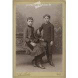 1887. Testvérpár, műtermi felvétele. Személyük ismeretlen. A fotó A. Pech, Budweis, Wiener Vorstadt 2. fényképészeti műtermében készült. Eredeti kabinetfotó / keményhátú fotó / régi fotó. (2792672)