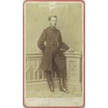 1866 - Simonyi fényképészeti műteremben készült. Pest, Váczi utcza 1. A képen szereplő férfi személye ismeretlen. Régi fotó, vizitkártya, CDV fotó. (2792675)