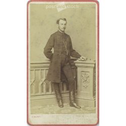   1866 - Simonyi fényképészeti műteremben készült. Pest, Váczi utcza 1. A képen szereplő férfi személye ismeretlen. Régi fotó, vizitkártya, CDV fotó. (2792675)