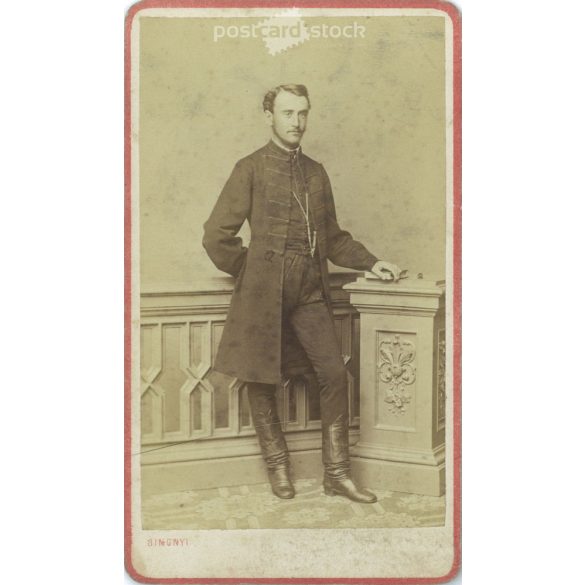 1866 - Simonyi fényképészeti műteremben készült. Pest, Váczi utcza 1. A képen szereplő férfi személye ismeretlen. Régi fotó, vizitkártya, CDV fotó. (2792675)