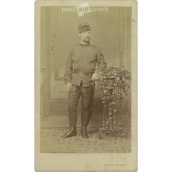   1870-es évek vége. Katona, egészalakos műtermi fotója. A képen szereplő személye ismeretlen. Eredeti papírkép. A fotó Gondy és Egey fényképészeti műtermében készült. Debrecenben. Régi fotó, vizitkártya, CDV fotó. (2792676)