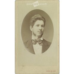   1876. Balogh János műtermi fotója. Eredeti papírkép. A fotó Gondy és Egey fényképészeti műtermében készült, Debrecenben. Régi fotó, vizitkártya, CDV fotó. (2792677)