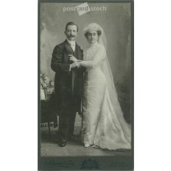   1910-es évek. Elegáns, esküvői fotó. A képen szereplők személye ismeretlen. A fotó Schmidt Ede fényképészeti műtermében készült, Budapesten. Régi fotó, eredeti kabinetfotó / keményhátú fotó. (2792678)