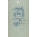 1910-es évek. Elegáns, esküvői fotó. A képen szereplők személye ismeretlen. A fotó Schmidt Ede fényképészeti műtermében készült, Budapesten. Régi fotó, eredeti kabinetfotó / keményhátú fotó. (2792678)