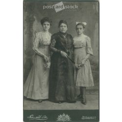   1910-es évek. A csalág hölgy tagjai. A képen szereplők személye ismeretlen. A fotó Schmidt Ede fényképészeti műtermében készült, Budapesten. Régi fotó, eredeti kabinetfotó / keményhátú fotó. (2792679)