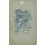 1910-es évek. A csalág hölgy tagjai. A képen szereplők személye ismeretlen. A fotó Schmidt Ede fényképészeti műtermében készült, Budapesten. Régi fotó, eredeti kabinetfotó / keményhátú fotó. (2792679)
