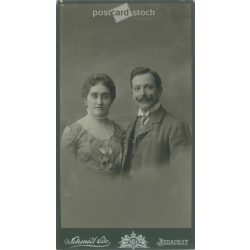   1910-es évek. Házaspár, műtermi fotója. A képen szereplők személye ismeretlen. A fotó Schmidt Ede fényképészeti műtermében készült, Budapesten. Régi fotó, eredeti kabinetfotó / keményhátú fotó. (2792680)