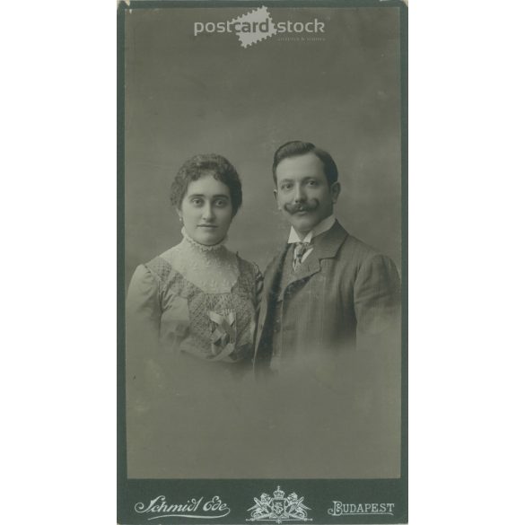 1910-es évek. Házaspár, műtermi fotója. A képen szereplők személye ismeretlen. A fotó Schmidt Ede fényképészeti műtermében készült, Budapesten. Régi fotó, eredeti kabinetfotó / keményhátú fotó. (2792680)