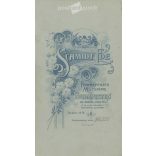 1910-es évek. Házaspár, műtermi fotója. A képen szereplők személye ismeretlen. A fotó Schmidt Ede fényképészeti műtermében készült, Budapesten. Régi fotó, eredeti kabinetfotó / keményhátú fotó. (2792680)
