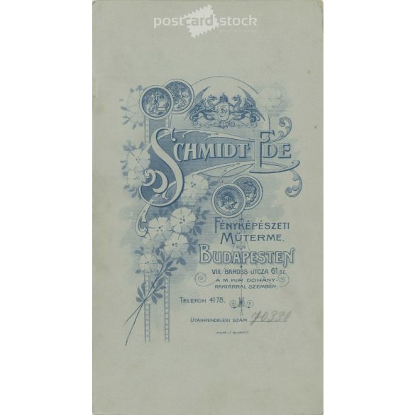 1910-es évek. Házaspár, műtermi fotója. A képen szereplők személye ismeretlen. A fotó Schmidt Ede fényképészeti műtermében készült, Budapesten. Régi fotó, eredeti kabinetfotó / keményhátú fotó. (2792680)