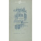 1910-es évek. Fiatal hölgy műtermi fotója. A hölgy személye ismeretlen. A fotó Schmidt Ede fényképészeti műtermében készült, Budapesten. Régi fotó, eredeti kabinetfotó / keményhátú fotó. (2792681)