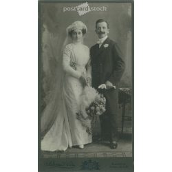   1910-es évek. Elegáns, esküvői fotó. A képen szereplők személye ismeretlen. A fotó Schmidt Ede fényképészeti műtermében készült, Budapesten. Régi fotó, eredeti kabinetfotó / keményhátú fotó. (2792682)