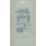 1910-es évek. Elegáns, esküvői fotó. A képen szereplők személye ismeretlen. A fotó Schmidt Ede fényképészeti műtermében készült, Budapesten. Régi fotó, eredeti kabinetfotó / keményhátú fotó. (2792682)