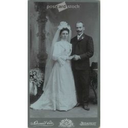   1910-es évek. Elegáns, esküvői fotó. A képen szereplők személye ismeretlen. A fotó Schmidt Ede fényképészeti műtermében készült, Budapesten. Régi fotó, eredeti kabinetfotó / keményhátú fotó. (2792683)