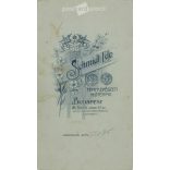 1910-es évek. Elegáns, esküvői fotó. A képen szereplők személye ismeretlen. A fotó Schmidt Ede fényképészeti műtermében készült, Budapesten. Régi fotó, eredeti kabinetfotó / keményhátú fotó. (2792683)