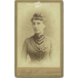 1890 - Fiatal nő műtermi fotója. A képen szereplő személye ismeretlen. Istvánffy J. fényképészeti műterem munkája. Keszthely. Régi fotó, vizitkártya, CDV fotó. (2792686)