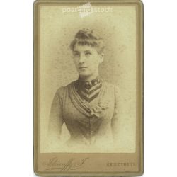   1890 - Fiatal nő műtermi fotója. A képen szereplő személye ismeretlen. Istvánffy J. fényképészeti műterem munkája. Keszthely. Régi fotó, vizitkártya, CDV fotó. (2792686)
