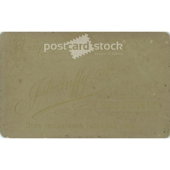 1890 - Fiatal nő műtermi fotója. A képen szereplő személye ismeretlen. Istvánffy J. fényképészeti műterem munkája. Keszthely. Régi fotó, vizitkártya, CDV fotó. (2792686)