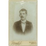 1890-es évek. Fiatal férfi műtermi fotója. A képen szereplő személye ismeretlen. Istvánffy J. fényképészeti műterem munkája. Keszthely. Régi fotó, vizitkártya, CDV fotó. (2792687)